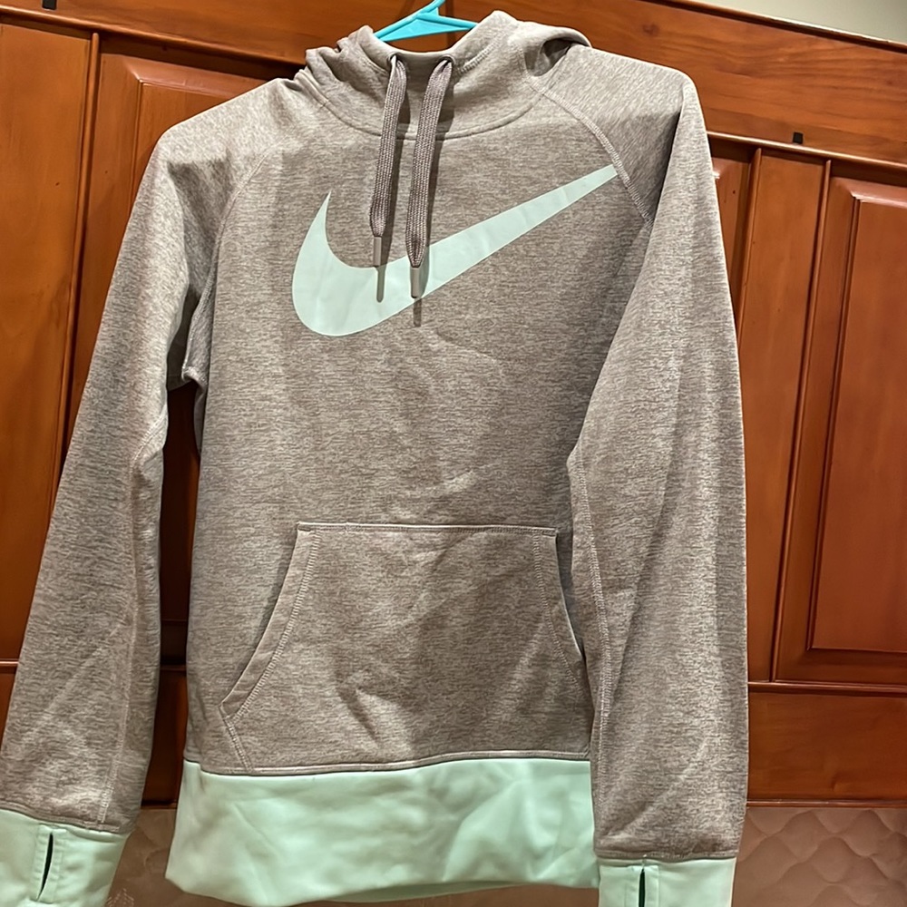 Therma fit Womens nike sweatshirt